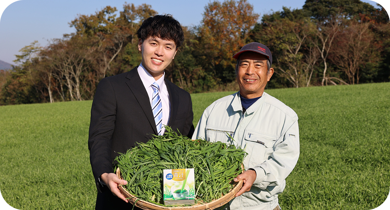 農家の方と社員が並んで笑っている写真