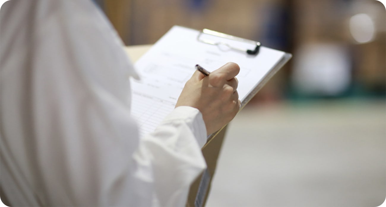 リストをチェックしているイメージ画像