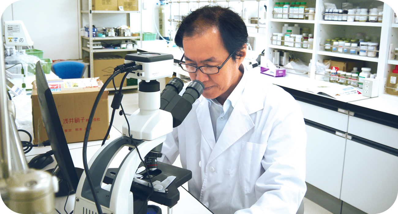 化粧品研究所のメンバーが3人並んでいる写真