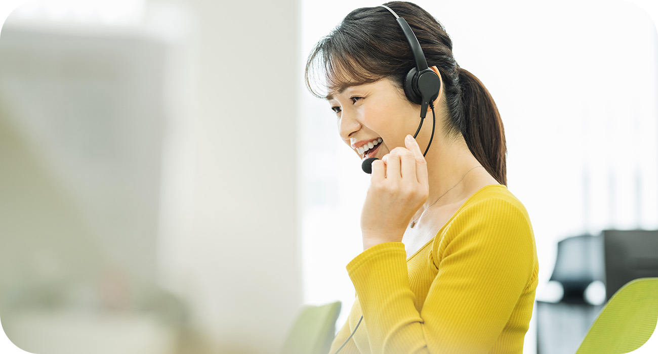 笑顔でコールセンター業務をする社員の写真