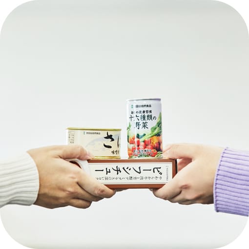 世田谷自然食品の商品を手渡ししている写真