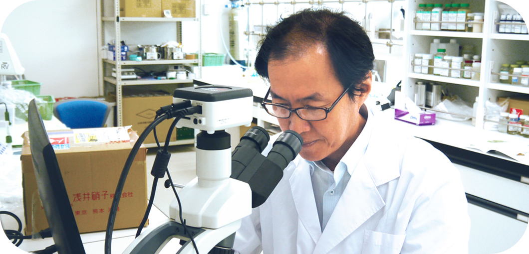 世田谷自然食品の化粧品研究所の社員