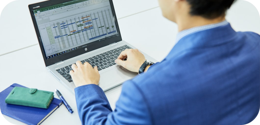 PCに向かって作業している社員の後ろ姿の写真